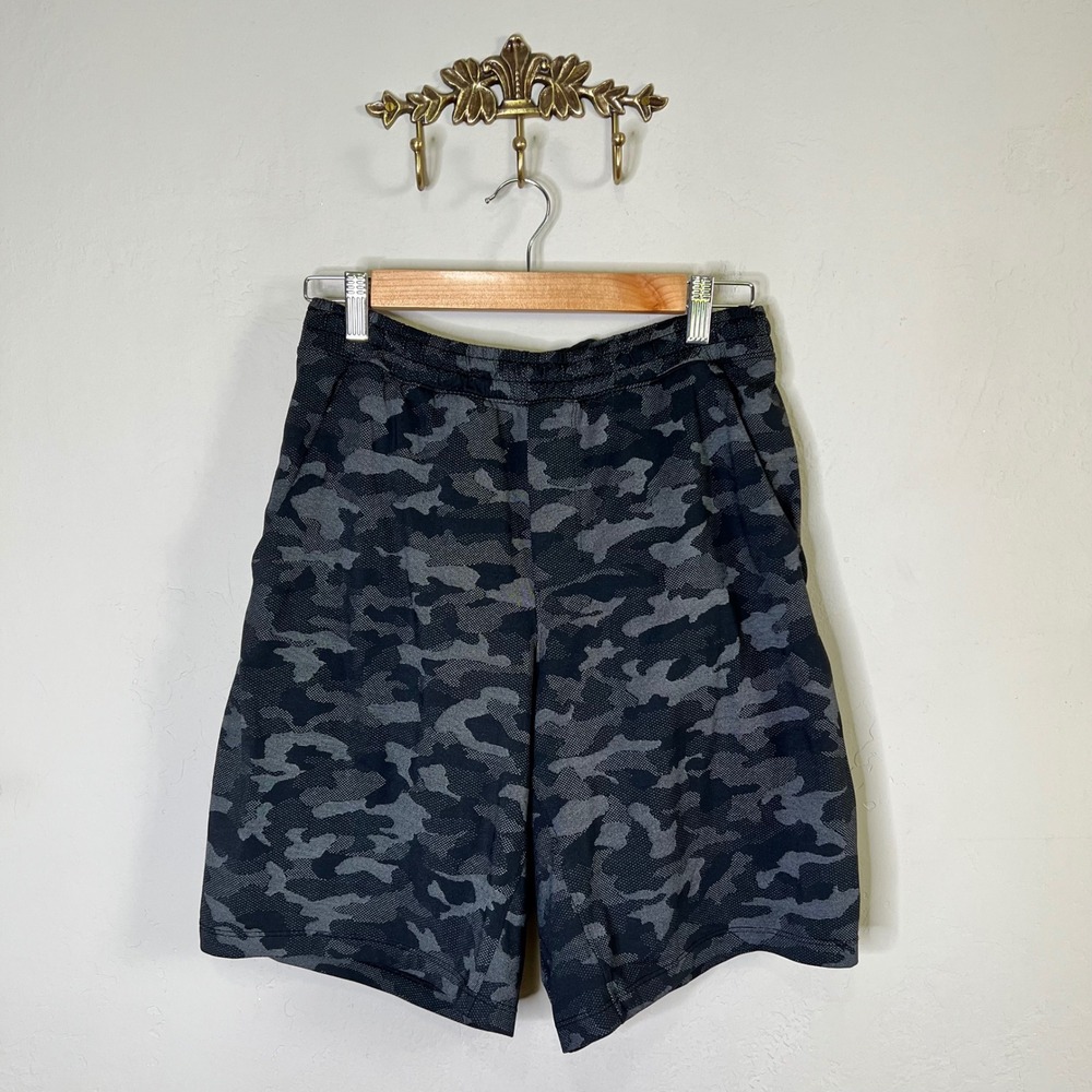 Lululemon Athletic Shorts Pace Breaker Mens Size M Black Camo Lined 9" Inseam